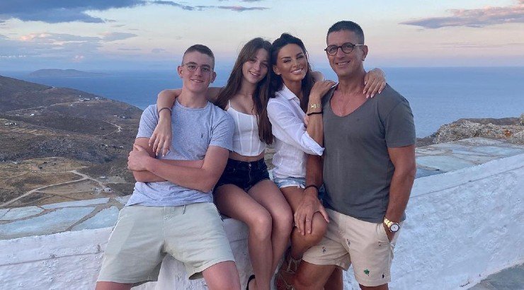 Χριστόφορος Τορναρίτης - Ramona Filip: Οικογενειακά στιγμιότυπα από τις διακοπές τους στις Κυκλάδες [εικόνες]