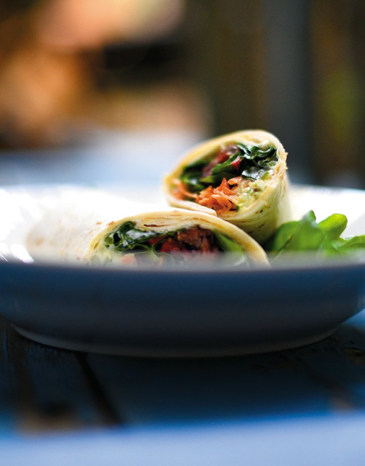 Τορτίγια με σουτζούκι, λαχανικά και γιαούρτι