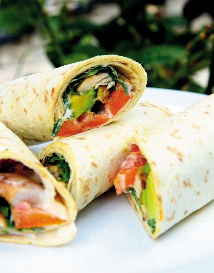 Τορτίγιες με μπούτι κοτόπουλο, πολύχρωμη καλοκαιρινή σαλάτα και σάλτσα γιαουρτιού