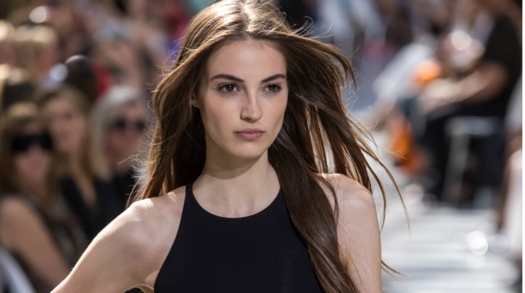 To πιο λαμπερό και girly total black outfit