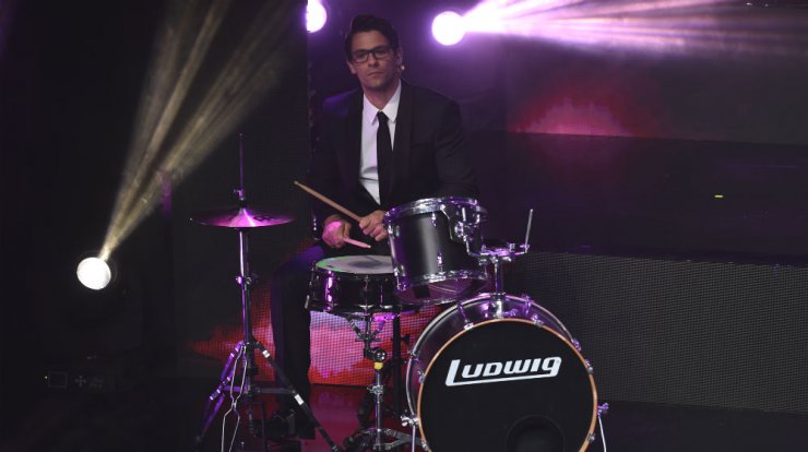 Ο Αποστόλης Τότσικας έπαιξε drums στη σκηνή των "Madame Figaro Γυναίκες της Χρονιάς 2018" [βίντεο]