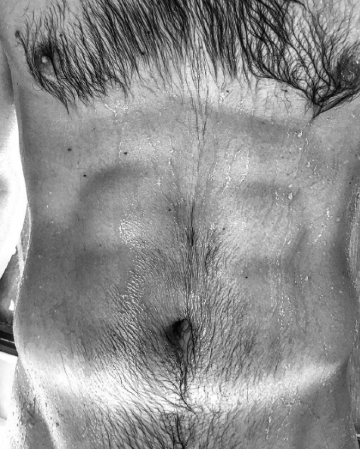 Ηθοποιός σε κυπριακή σειρά φωτογραφίζεται γυμνός στο μπάνιο και ανεβάζει τη θερμοκρασία στα ύψη!