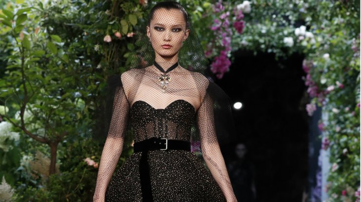 Ρομαντικό τούλι και πολυτελές μαύρο για το ρεβεγιόν