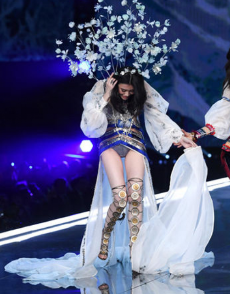 Επική τούμπα μοντέλου στην επίδειξη μόδας της Victoria’s Secret! [βίντεο]