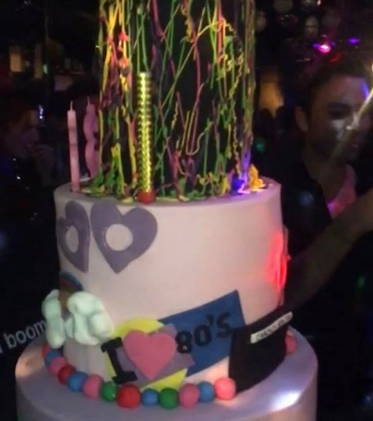 Η εντυπωσιακή τούρτα για τα γενέθλια Ελληνίδας παρουσιάστρια και το πάρτι με θέμα την disco!