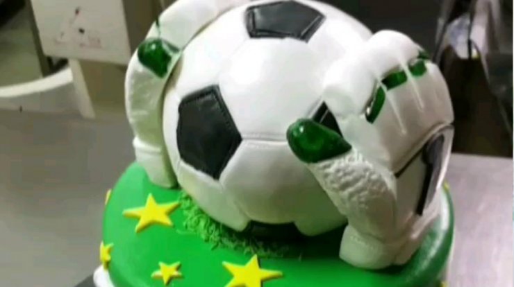 Η τούρτα – έκπληξη για τα γενέθλια Κύπριου ποδοσφαιριστή! [εικόνες & βίντεο]