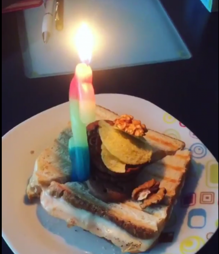 Η πρωτότυπη τούρτα έκπληξη σε Κύπριο ηθοποιό για τα γενέθλιά του!