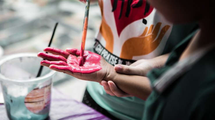 8 λόγοι για να εντάξετε την τέχνη στη ζωή των παιδιών σας