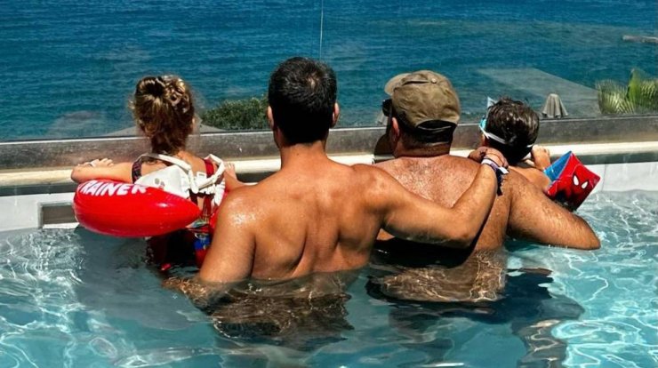 Γνωστός Έλληνας με τα παιδιά και τον σύντροφό του στις διακοπές τους [εικόνες]