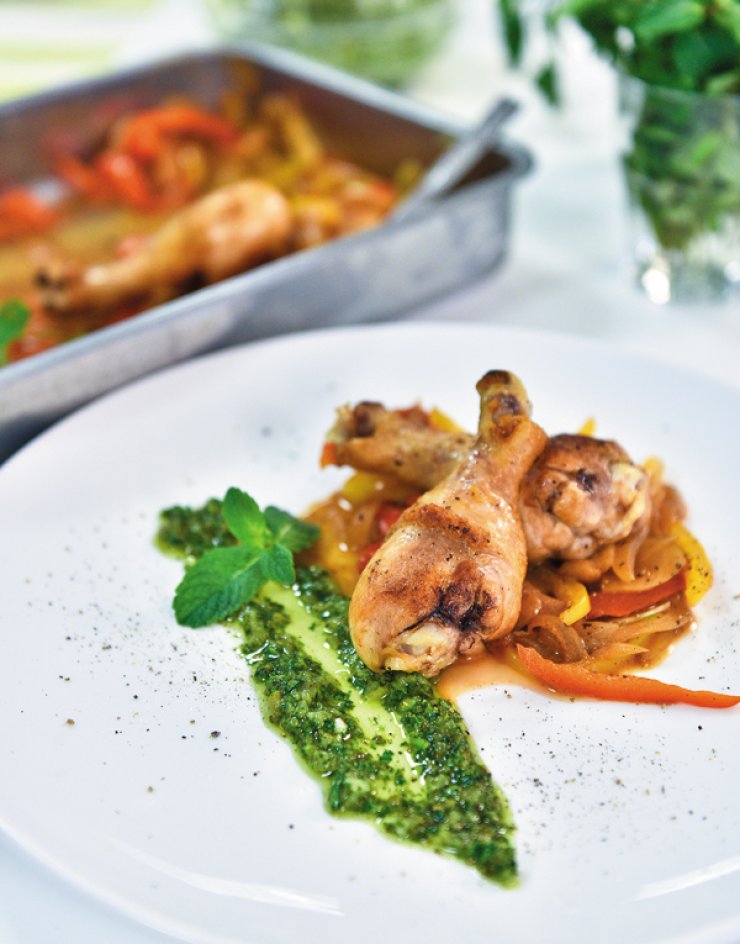 Τραγανά μπούτια κοτόπουλου με πιπεριές και σάλτσα verde