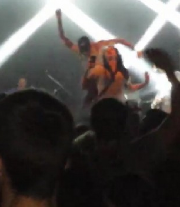 Γνωστός τραγουδιστής… κλώτσησε θαυμάστρια του και την πέταξε από τη σκηνή!