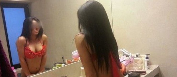 Γνωστή τραγουδίστρια ποζάρει γυμνή και συμμετέχει σε ελληνική ταινία πορνό [εικόνα]