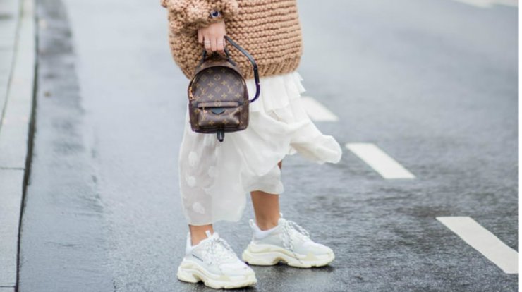 Συνδύασε τα αγαπημένα σου trainers με το μίνι draped φόρεμα