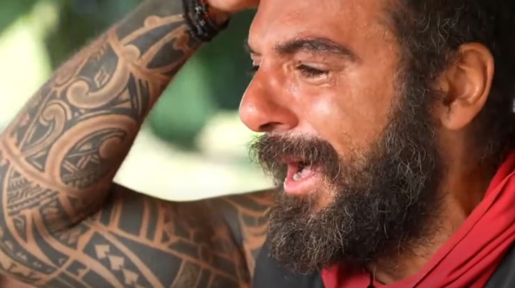 Πλάνταξε στο κλάμα ο Τριαντάφυλλος όταν αντίκρισε τη σύζυγο και το παιδί του [εικόνα & βίντεο]