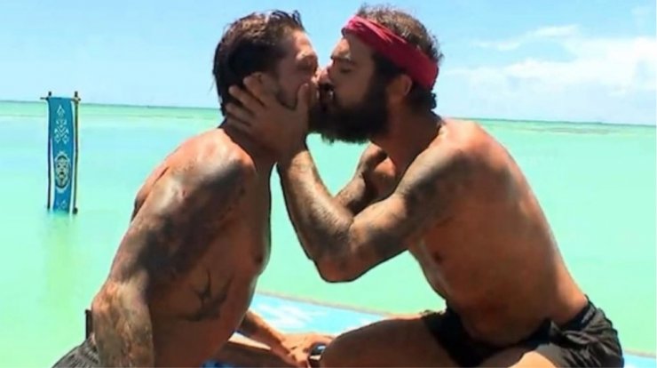 "Survivor": Το φιλί στο στόμα Ηλία - Τριαντάφυλλου που έγινε viral [εικόνες & βίντεο]