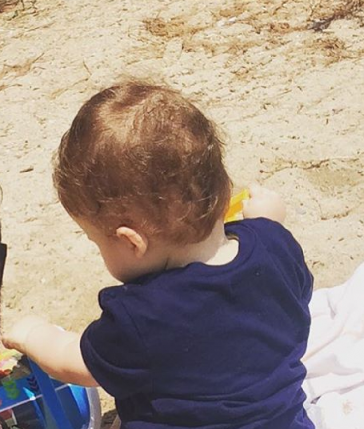 Επώνυμος Έλληνας για μπάνιο με τον μπέμπη του!