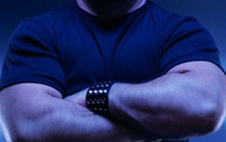 Κύπριος σκηνοθέτης άρπαξε από τον λαιμό δημοσιογράφο – Τον πέταξαν κλωτσηδόν έξω από γνωστό club