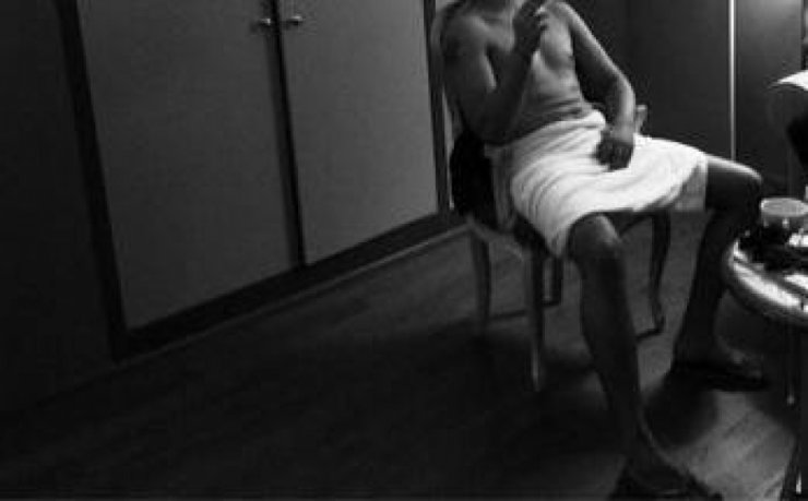 Ποιoς τραγουδιστής χαλαρώνει πριν τη συναυλία του στη Κύπρο;