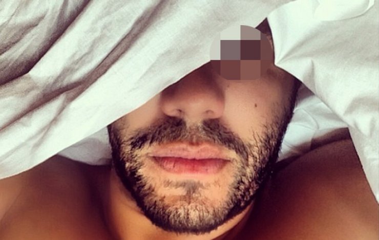 Ποιος αγαπημένος τραγουδιστής βγάζει αγουροξυπνημένος… selfie στο κρεβάτι;