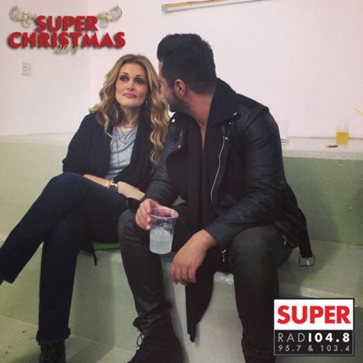 Νατάσα Θεοδωρίδου και Γιώργος Τσαλίκης backstage στο Super Christmas Concert