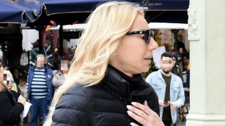 Έλενα Τσαβαλιά: Κατέρρευσε μιλώντας στην κάμερα στην κηδεία του Κώστα Βουτσά