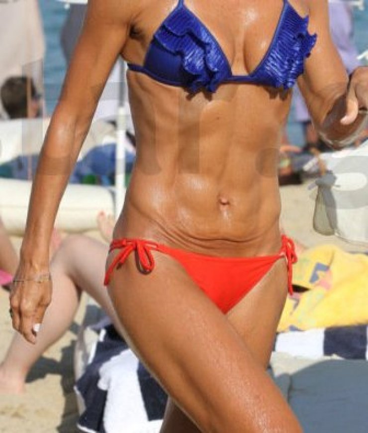 Ποια σύζυγος Έλληνα ηθοποιού είναι «κομμάτια» και διαθέτει six pack;