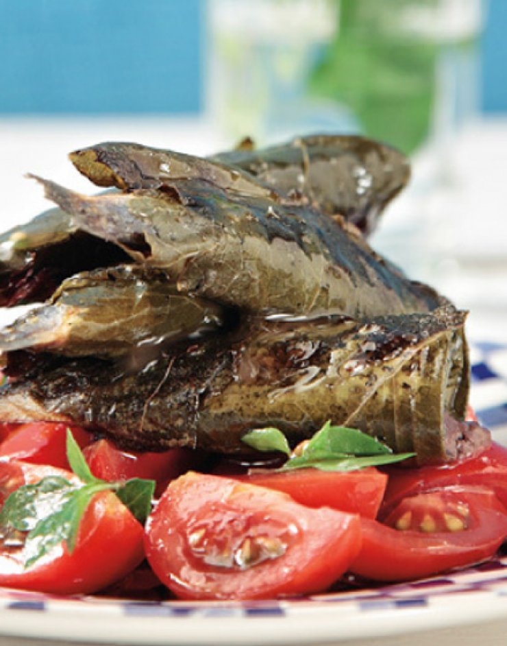 Τσιπούρα ή Σαρδέλες με φέτα τυλιγμένη σε αμπελόφυλλα