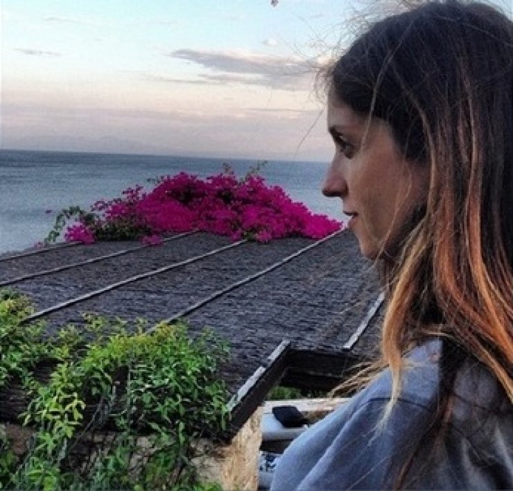 Η εγκυμονούσα Σοφία Καρβέλα όπως την φωτογράφησε ο σύντροφος της!