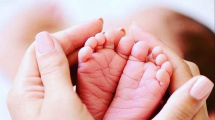 Γνωστή Κύπρια γέννησε πριν από δύο μήνες και δεν το πήρε κανείς είδηση! 