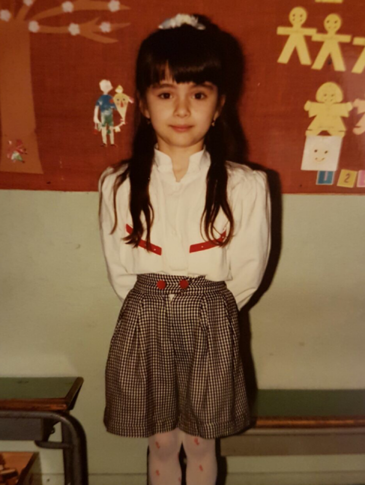 Ποια Ελληνίδα παρουσιάστρια είναι το κοριτσάκι στη φωτογραφία;