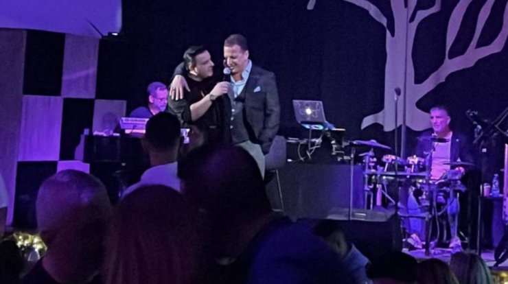 Χρύσανθος Τσουρούλλης: Τραγούδησε στο χριστουγεννιάτικο πάρτι του συγκροτήματος ΔΙΑΣ και της τηλεόρασης ΣΙΓΜΑ