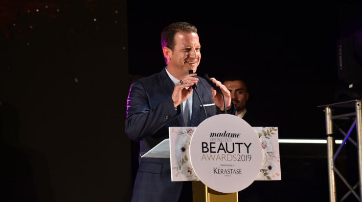 Χρύσανθος Τσουρούλλης: Πήρε το μικρόφωνο από τους Alcatrash και τραγούδησε στα "Beauty Awards 2019"