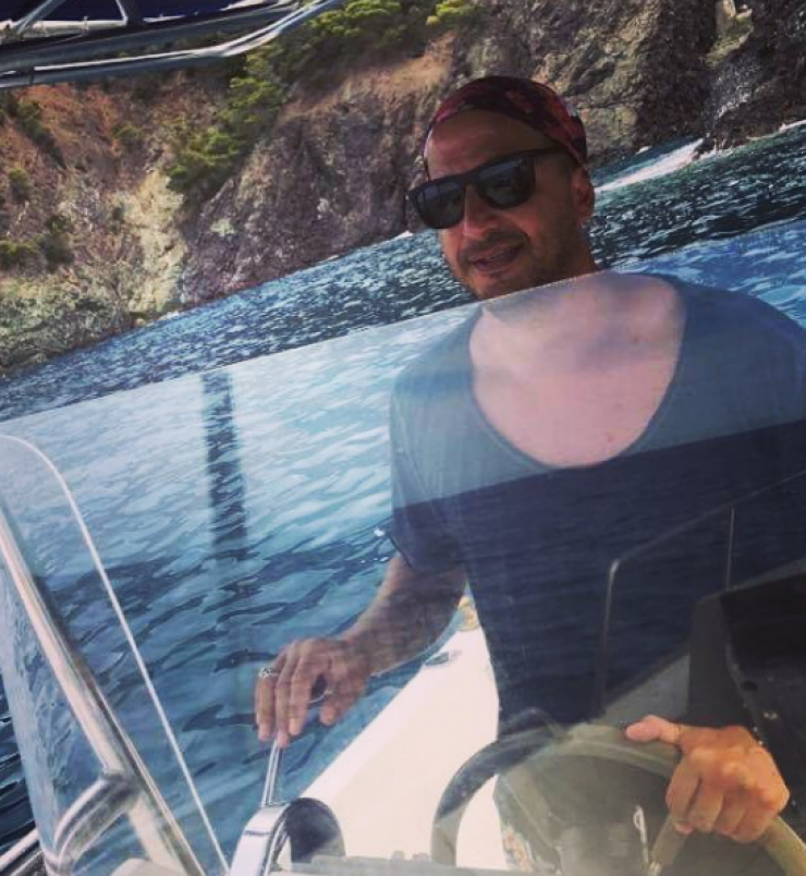 Χρύσανθος Τσουρούλλης: Για διακοπές στον Πόρο με τον γιο του και τη σύντροφο του!