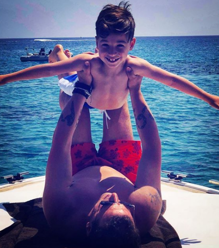 Θαλάσσια σπορ για το Χρύσανθο Τσουρούλλη και το γιο του! [βίντεο]