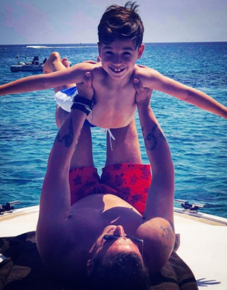 Χρύσανθος Τσουρούλλης: Παιχνίδια με το γιο του Ιωάννη σε παραλία της Μυκόνου! [εικόνες]