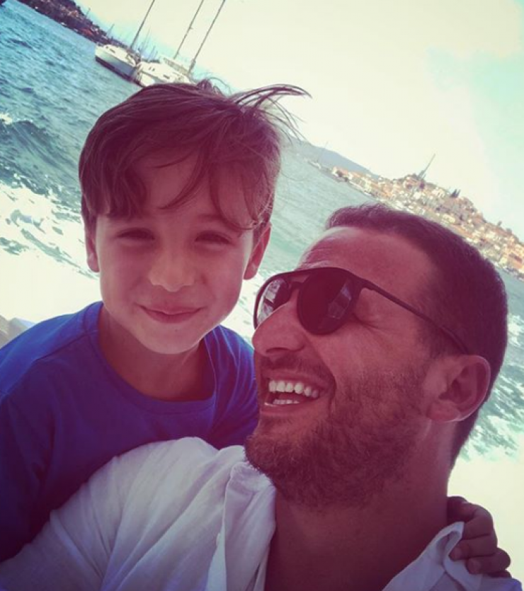 Cute! Ο Χρύσανθος Τσουρούλλης στην παραλία με τον γιο του φορώντας το ίδιο μαγιό!