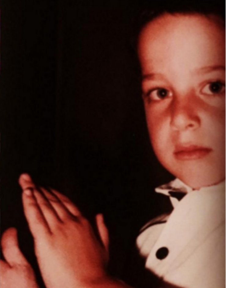 Ποιος Κύπριος παρουσιαστής είναι το αγοράκι στη φωτογραφία;