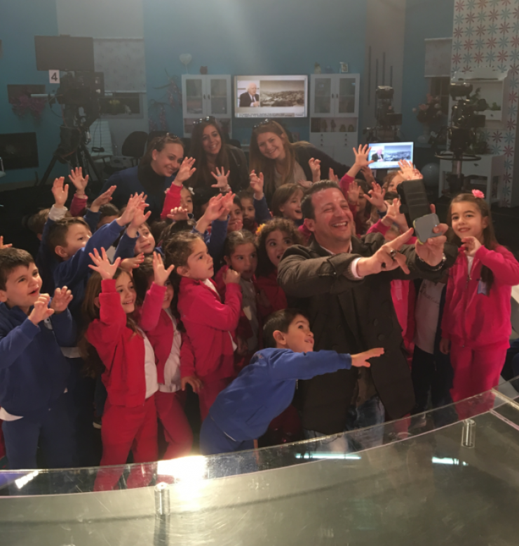 Χρύσανθος Τσουρούλλης: Δείτε τον να τραγουδά με παιδιά του νηπιαγωγείου στις εγκαταστάσεις του ΣΙΓΜΑ [βίντεο]