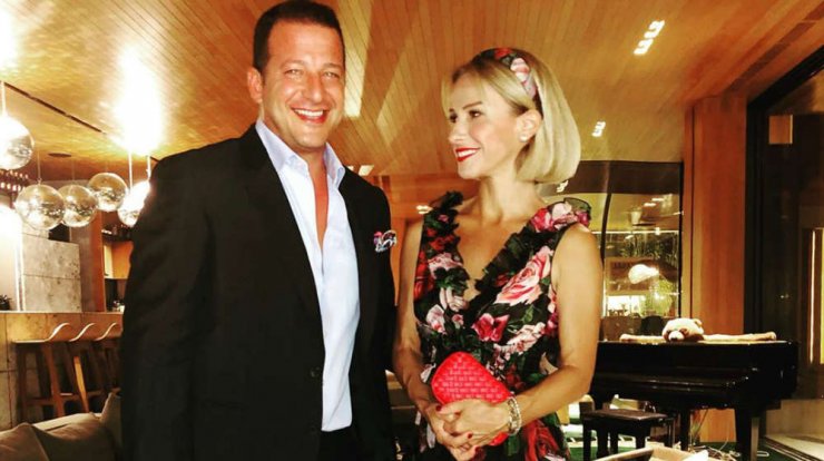 Δείτε τον Χρύσανθο Τσουρούλλη να βάφει τα μαλλιά της συντρόφου του! [εικόνα]