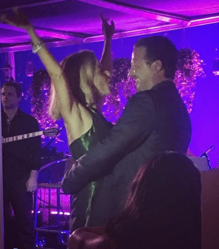 Πιο ερωτευμένοι από ποτέ! Δείτε το Χρύσανθο Τσουρούλλη και την Έμιλυ Γιολίτη να χορεύουν αγκαλιά! [βίντεο]