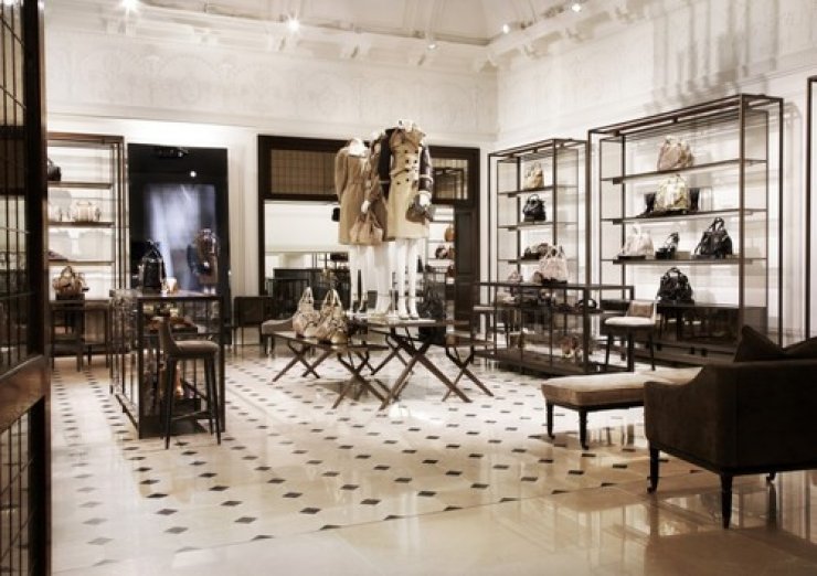 Άνοιξε η μεγαλύτερη Burberry boutique του Λονδίνου