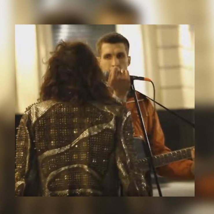 Απίστευτο: Μουσικός του δρόμου συναντά απρόοπτα το είδωλό του και τραγουδούν μαζί!