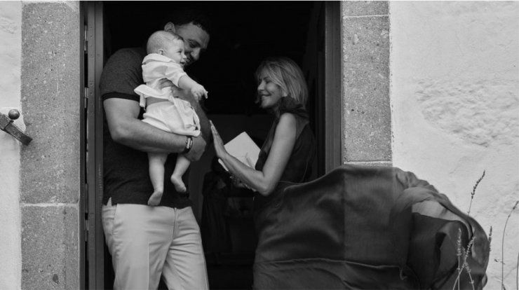 Βασίλης Κικίλιας: Μας δείχνει τον γιο του να ποζάρει μπροστά από το χριστουγεννιάτικο δέντρο και τον λατρέψαμε [εικόνα]