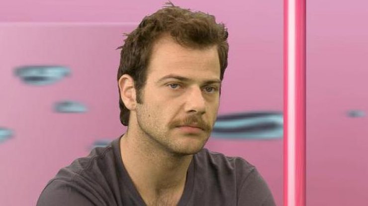 Ορέστης Τζιόβας: Ο κόσμος αναρωτιέται γιατί ενώ είμαι ηθοποιός κάνω τον σερβιτόρο