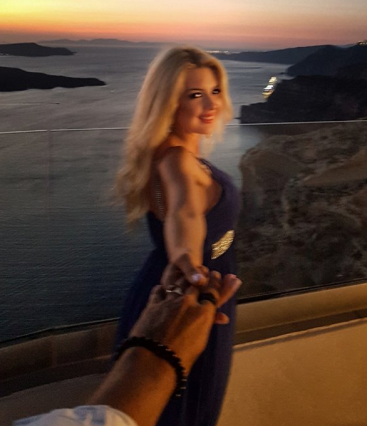 Αυτή είναι η κούκλα σύντροφος γοητευτικού Έλληνα ηθοποιού!
