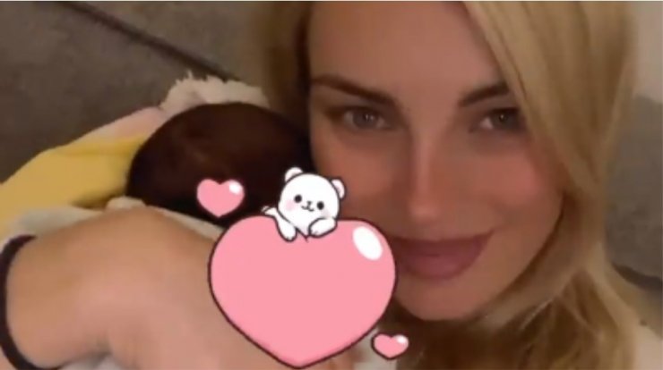 Τζούλια Νόβα: Όσα αποκαλύπτει για τη γέννηση της κόρης της που έγινε στο σπίτι [εικόνα]