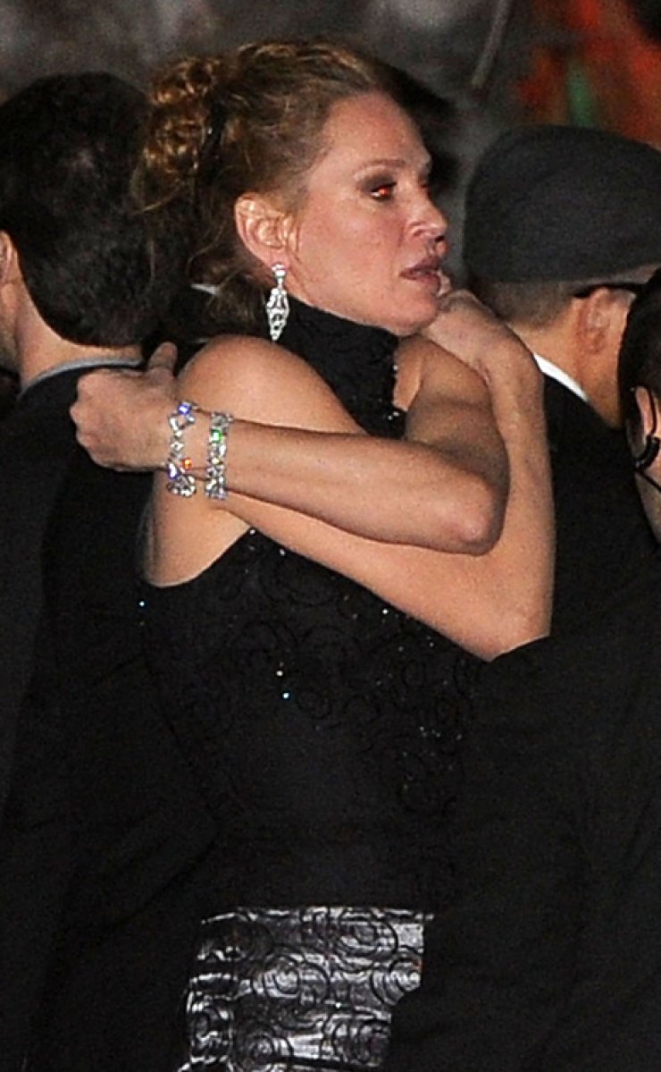 Ποια διάσημη σταρ του Hollywood αγκαλιάζει τον εαυτό της;