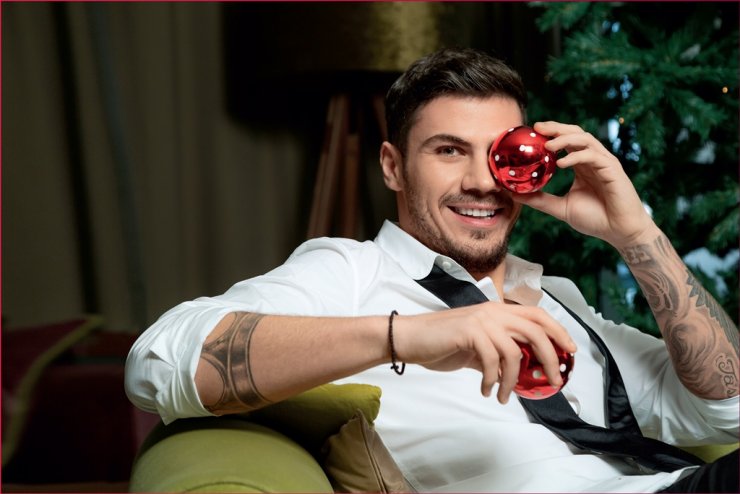 Άκης Πετρετζίκης: «Έχω δουλέψει και σερβιτόρος για να βγάλω λεφτά»