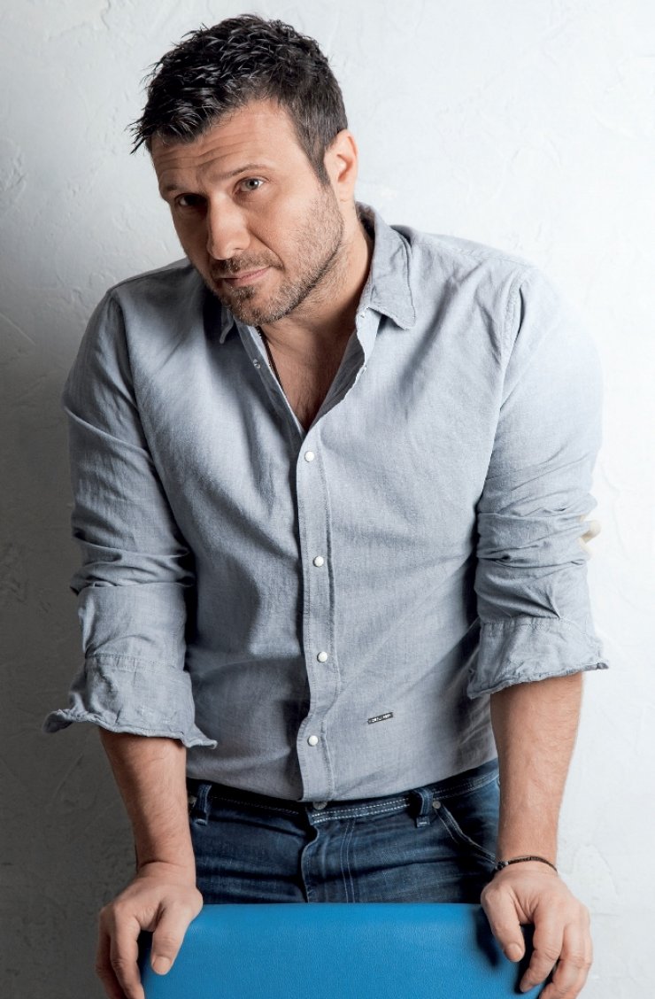 Δείτε τον κούκλο γιο του Γιάννη Πλούταρχου να τραγουδά το νέο του τραγούδι