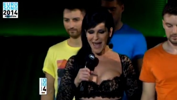 Η ενδυματολογική επιλογή της Βόσσου και το playback [βίντεο]